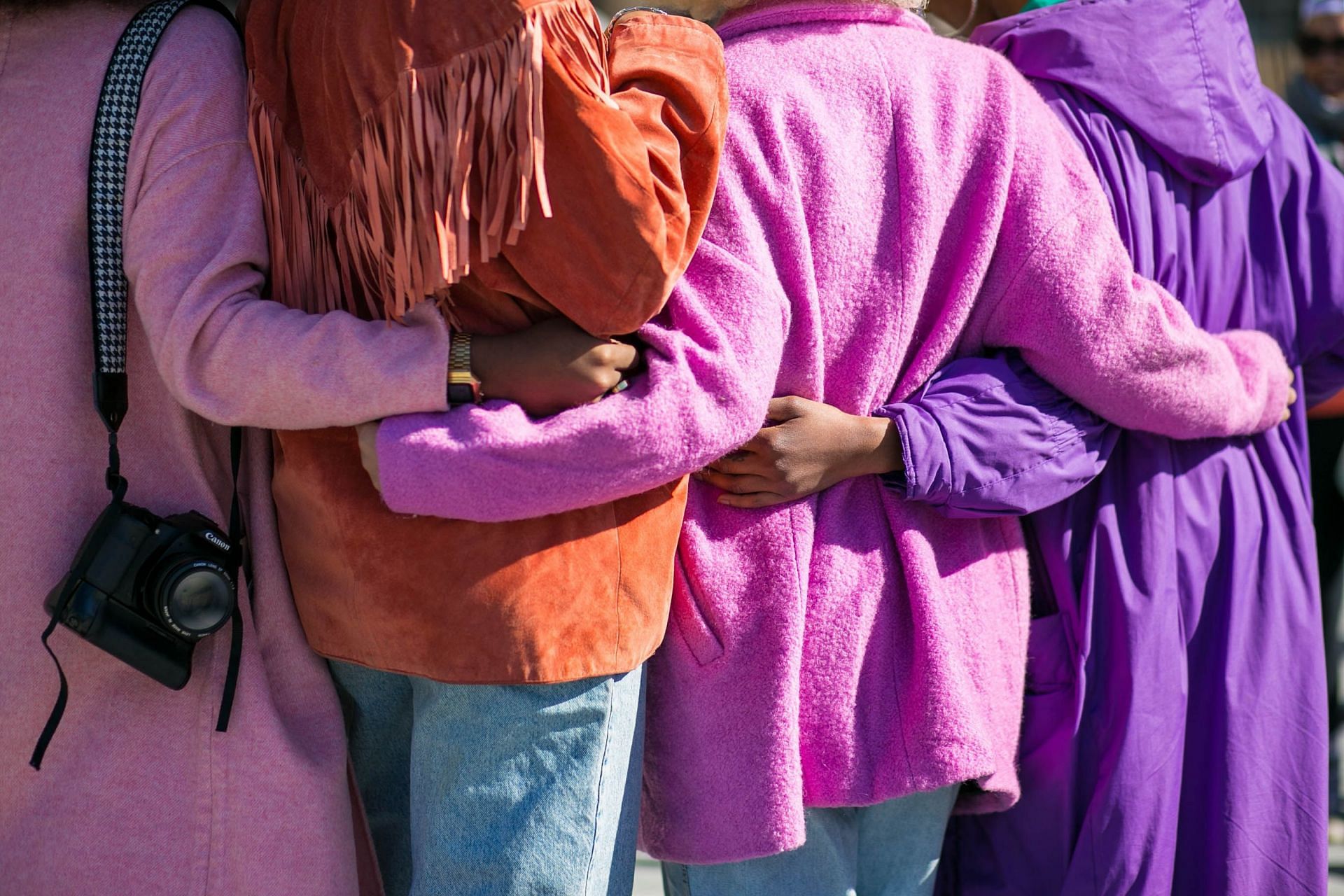 Strong social group are prone to live longer lives (Image via Unsplash/Vonecia Carswell)